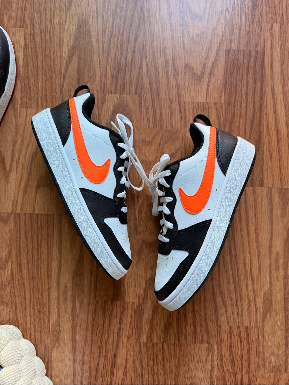 Nike Kids Low-Top Sneakers in White, Black & Orange